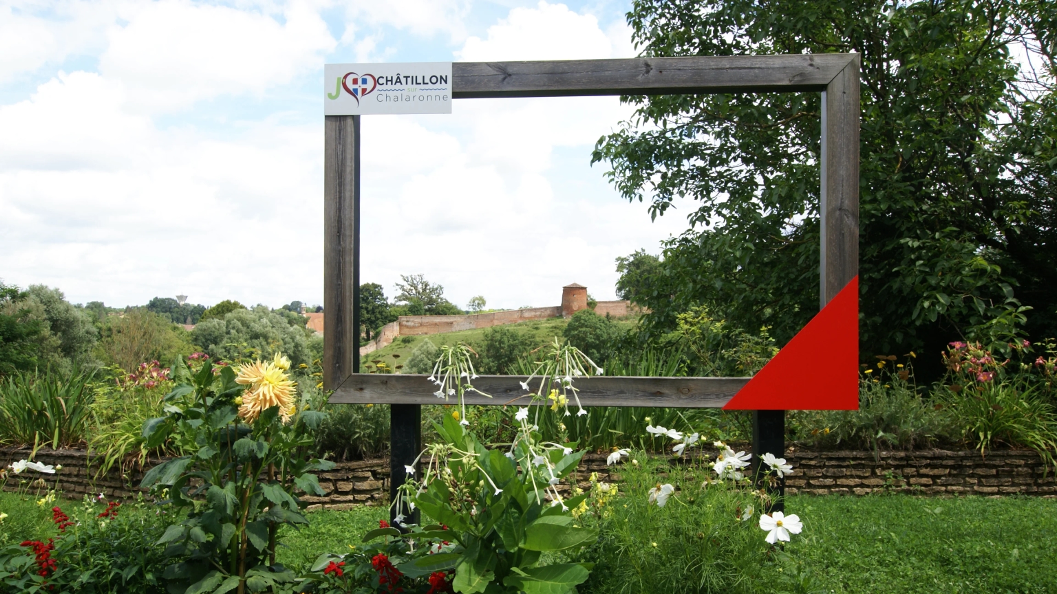 images/city/hero/chateau-chatillon-sur-chalaronne-background@2x.webp